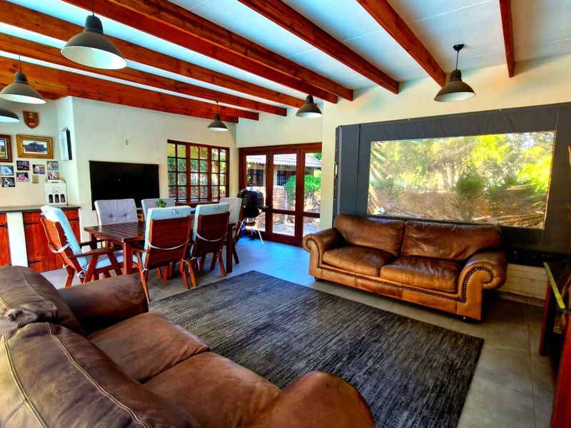 IMPECCABLE FAMILY HOME - Photo 3