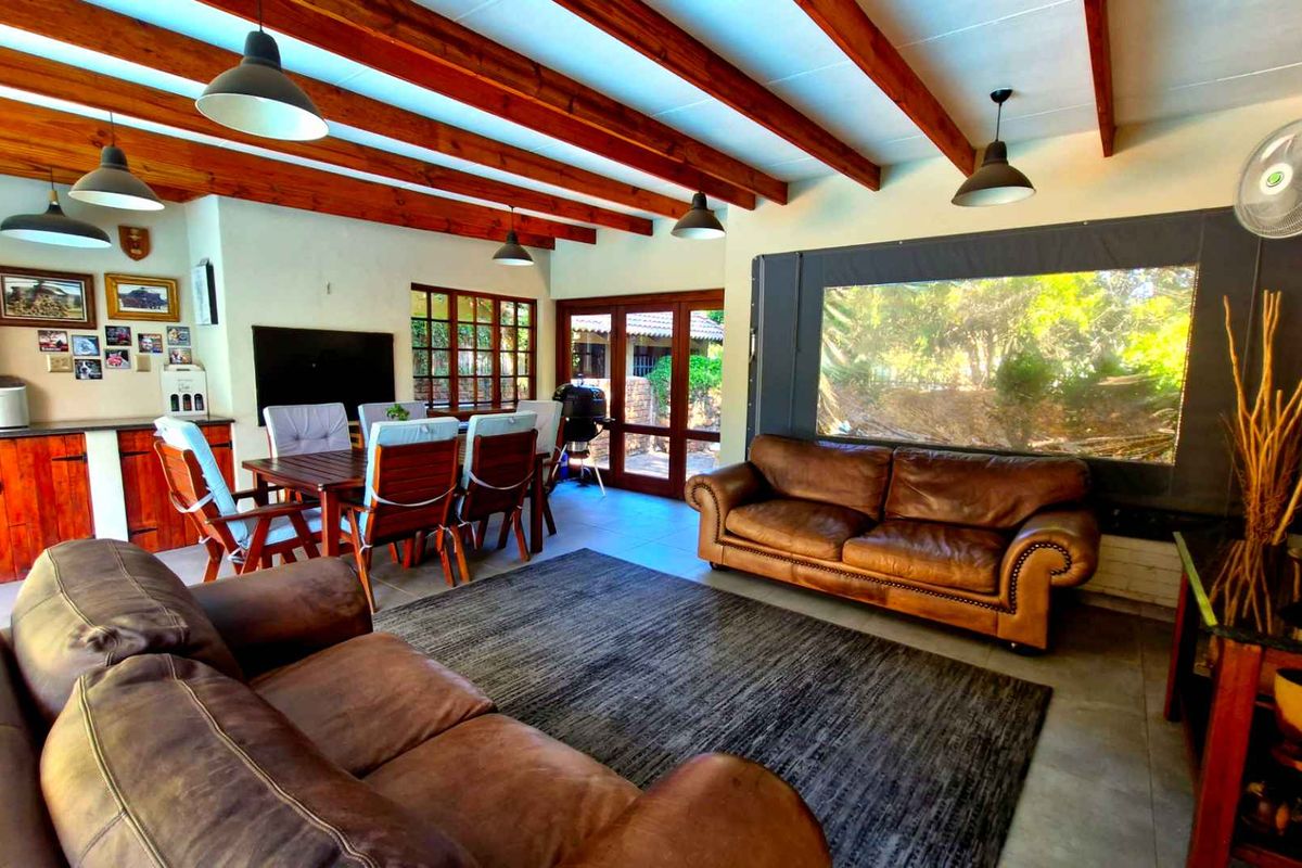 IMPECCABLE FAMILY HOME - Photo 3