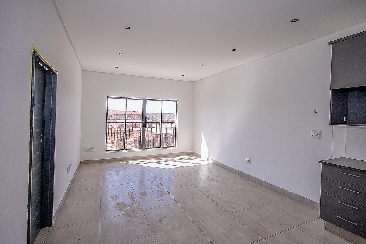 Upmarket two bedroom unit on the second floor - Photo 2