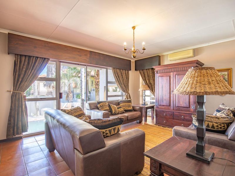 Magnificent 3 bedroom furnished Property in Waterkloof Ridge!  Ideal for an Embassy or Executive. - Photo 2