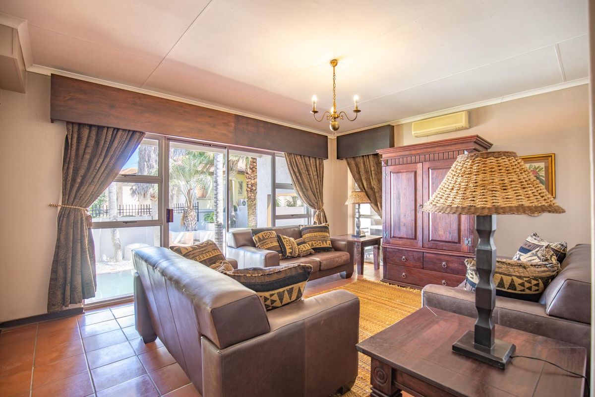 Magnificent 3 bedroom furnished Property in Waterkloof Ridge!  Ideal for an Embassy or Executive. - Photo 2