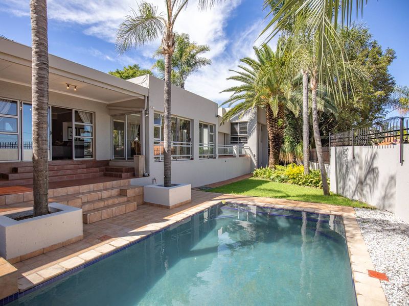 Magnificent 3 bedroom furnished Property in Waterkloof Ridge!  Ideal for an Embassy or Executive. - Photo 1