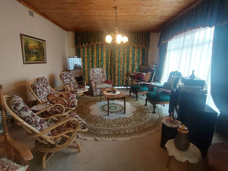 Comfortable Living: 3 Beds, Full Bath and a well maintained garden! - Photo 3