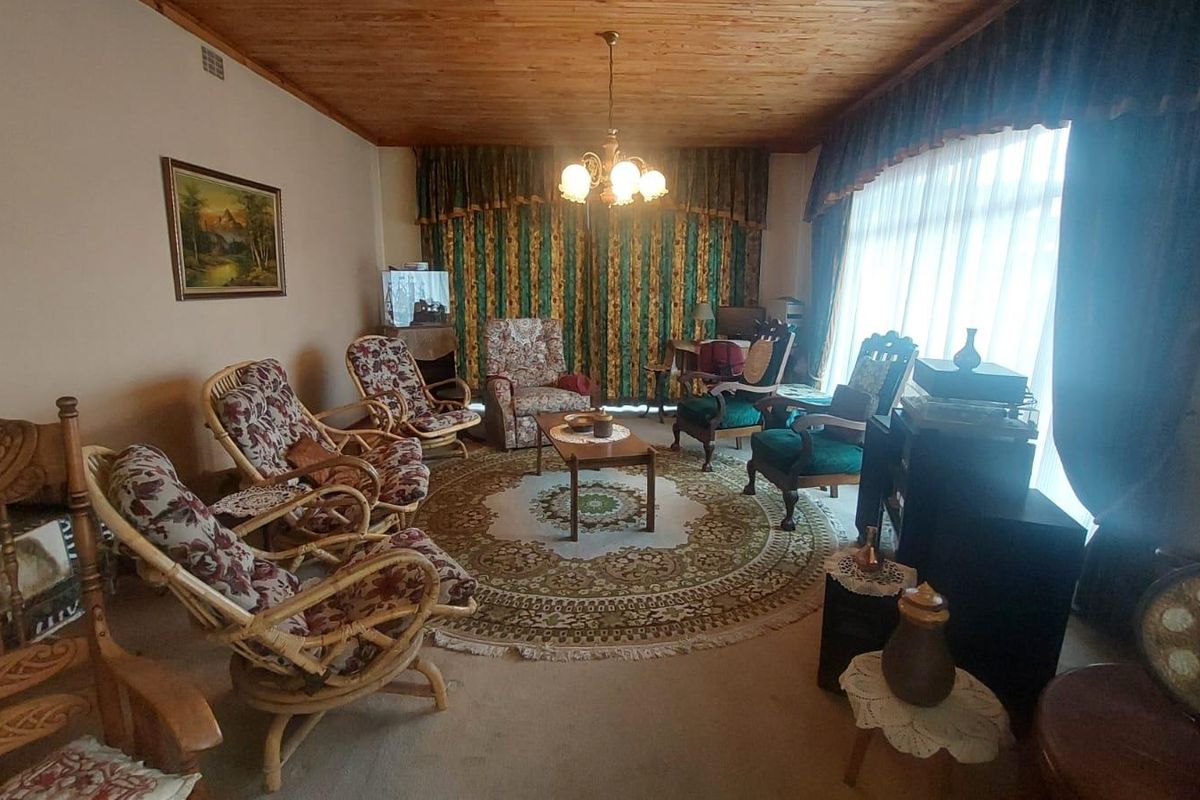 Comfortable Living: 3 Beds, Full Bath and a well maintained garden! - Photo 3