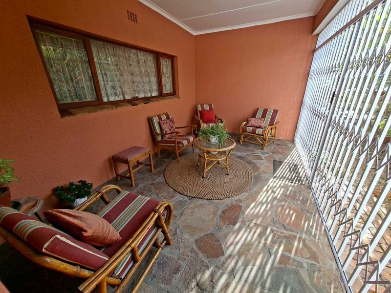 MASSIVE PRICE DROP - EXCELLENTLY POSITIONED HOME ON A DOUBLE STAND!! - Photo 5