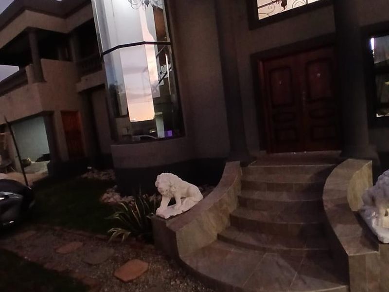 Large family home with 3 flatlets and extra accomodation. - Photo 2