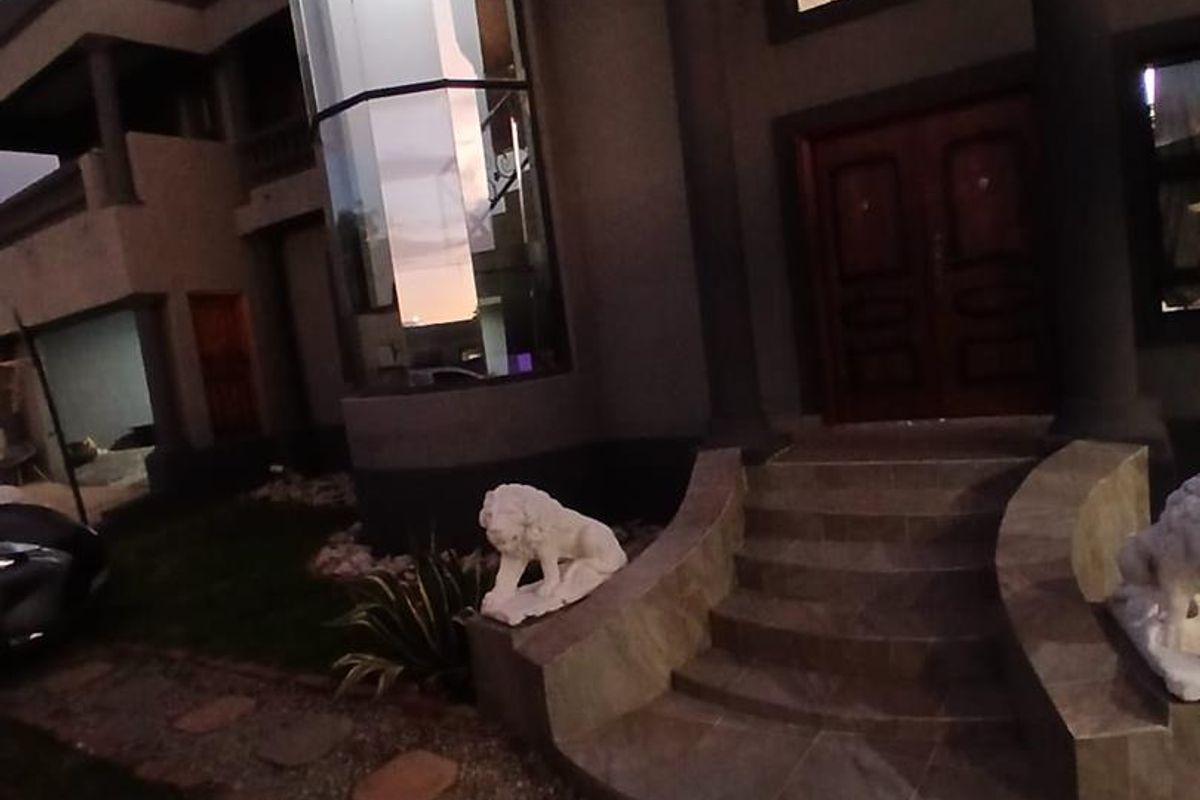 Large family home with 3 flatlets and extra accomodation. - Photo 2