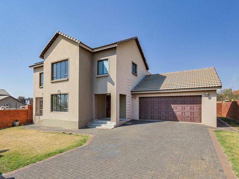 Luxurious Family Living Awaits in a secure estate in the heart of Olympus, Pretoria East - Photo 2