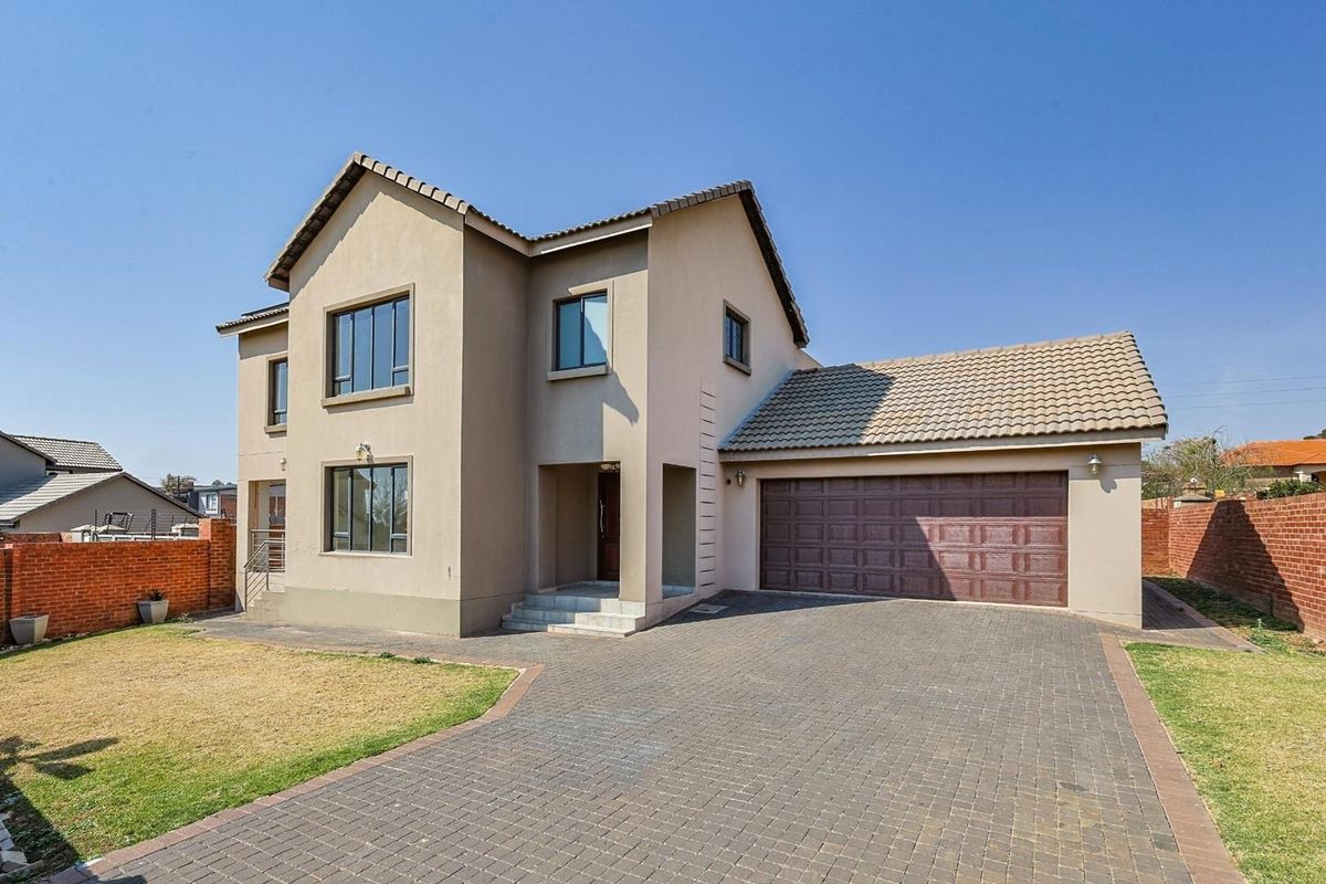 Luxurious Family Living Awaits in a secure estate in the heart of Olympus, Pretoria East - Photo 2