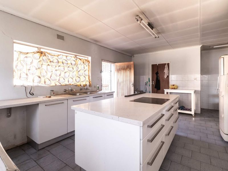 Fix Me Up 5 Bedroom House Including Furniture For Sale - Photo 5