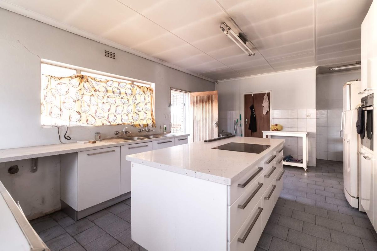 Fix Me Up 5 Bedroom House Including Furniture For Sale - Photo 5