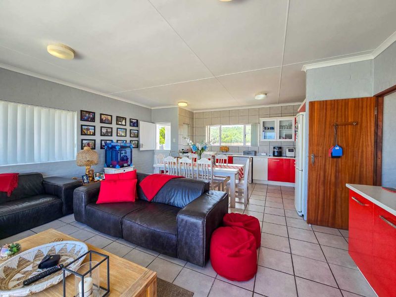 Four bedroom family home for sale in Jongensfontein. - Photo 2