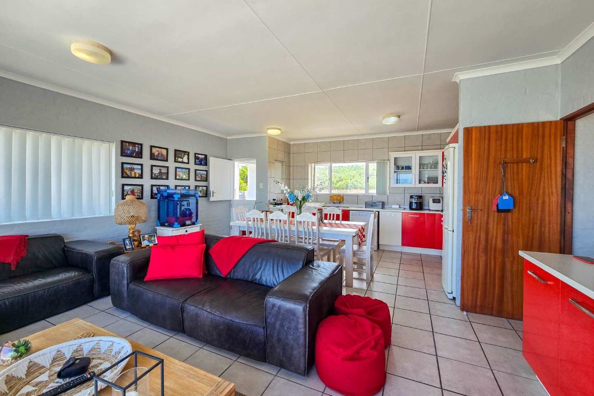 Four bedroom family home for sale in Jongensfontein. - Photo 2