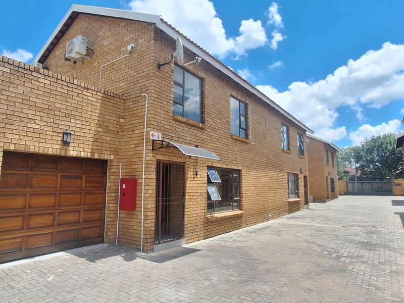 Eye Catching 3 Bedroom Duplex with Solar & Private Pool - Photo 2