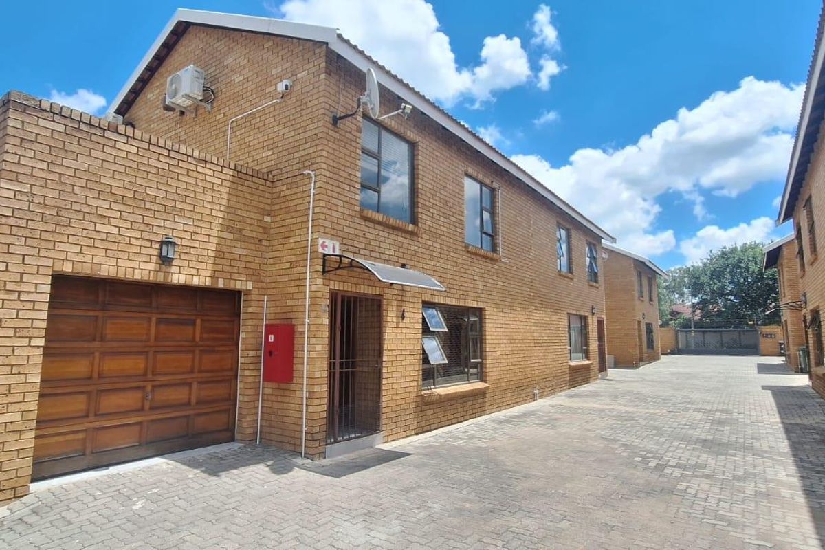 Eye Catching 3 Bedroom Duplex with Solar & Private Pool - Photo 2