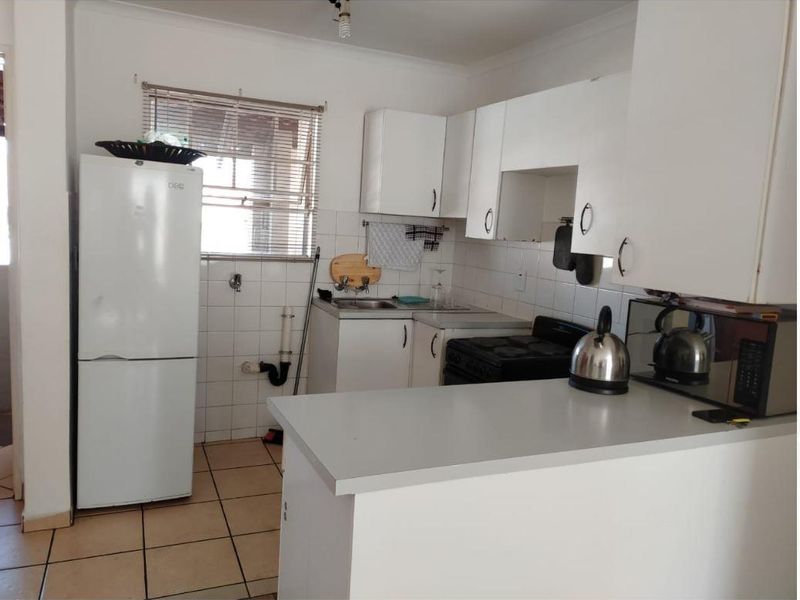 Top floor unit offering 3 bedrooms, with a secure tenant. - Photo 10
