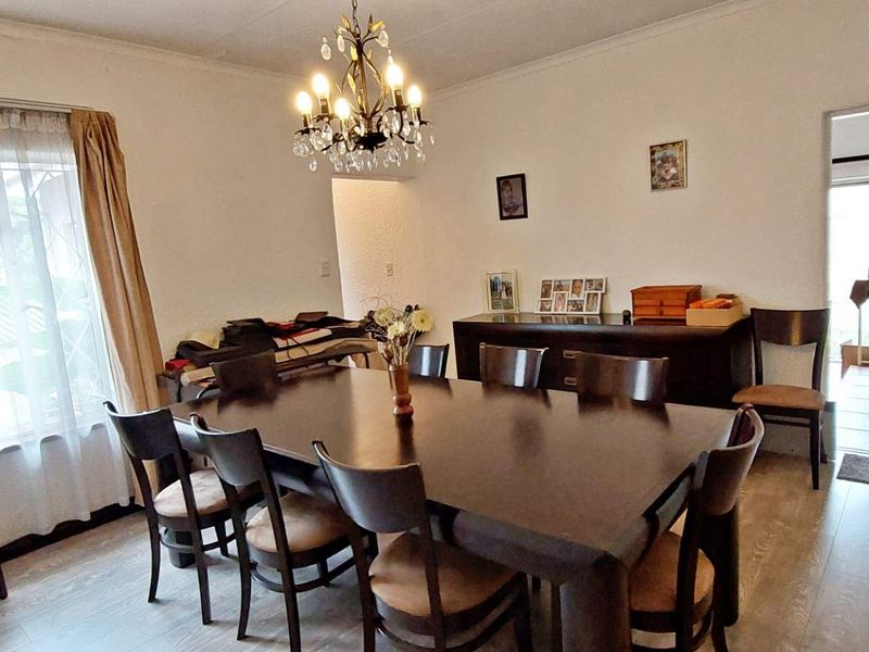 Stunning Family Home with Expansive Grounds, Ideal to Work from. - Photo 4