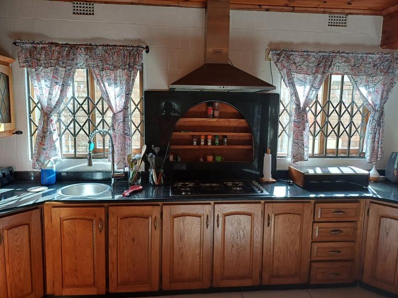 Exclusive Estate: Luxurious 4-Bed Home with Pool, 4 Garages, and 2 Investment Flats! - Photo 3