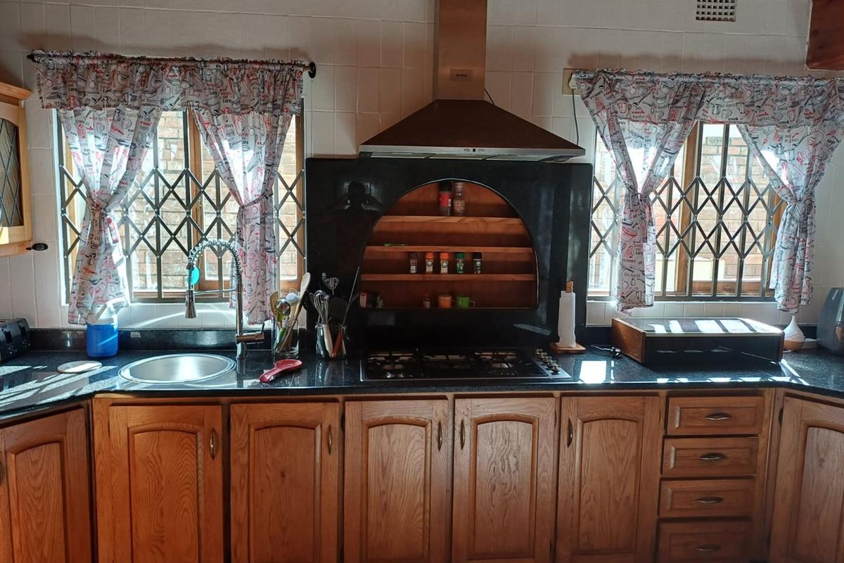 Exclusive Estate: Luxurious 4-Bed Home with Pool, 4 Garages, and 2 Investment Flats! - Photo 3