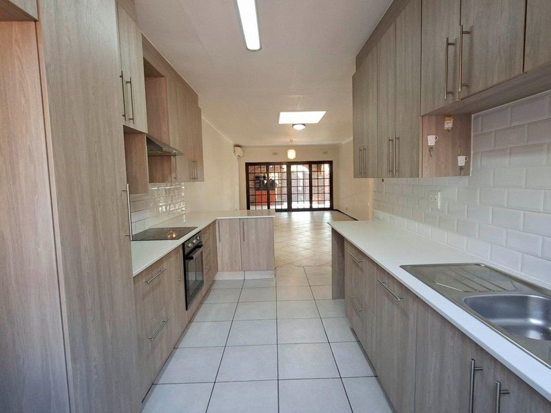 Lovely 3 bedroom, 2 bathroom, simplex available in Douglasdale - Photo 4