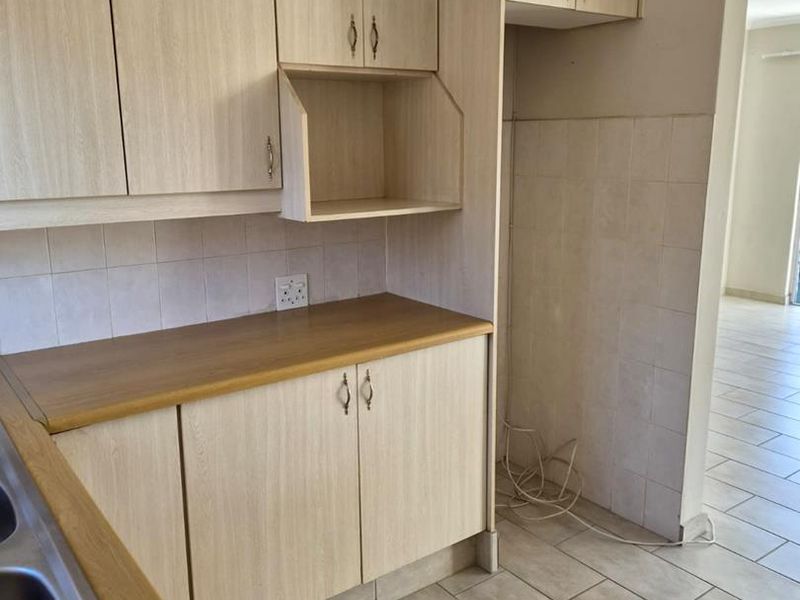 Spacious and light-filled 3-bedroom townhouse available to rent in the sought-after Ilala Palms complex in Eldoraigne. - Photo 9