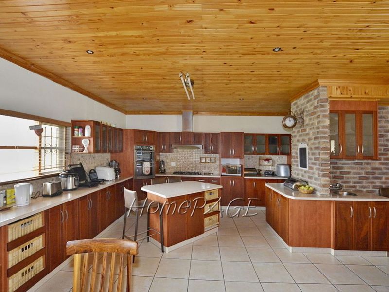 Central, Walvis Bay:  BEAUTIFUL, SPACIOUS HOME WITH FLAT FOR SALE - Photo 9