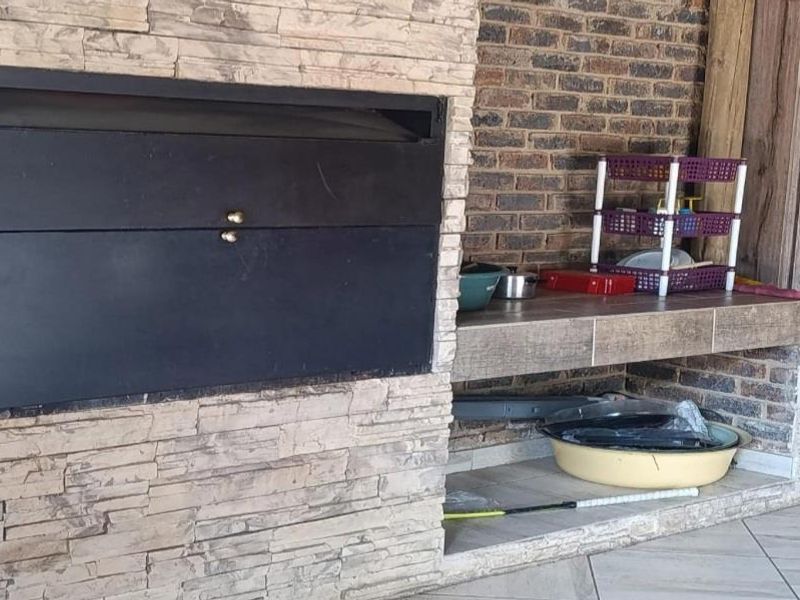 READY TO MOVE IN - Photo 2