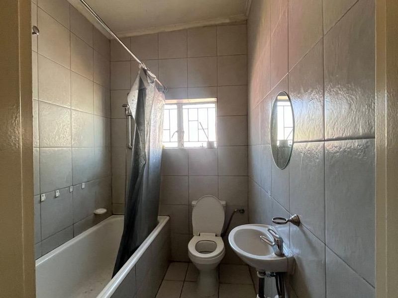 Spacious family home with added income potential in Windhoek North. - Photo 7