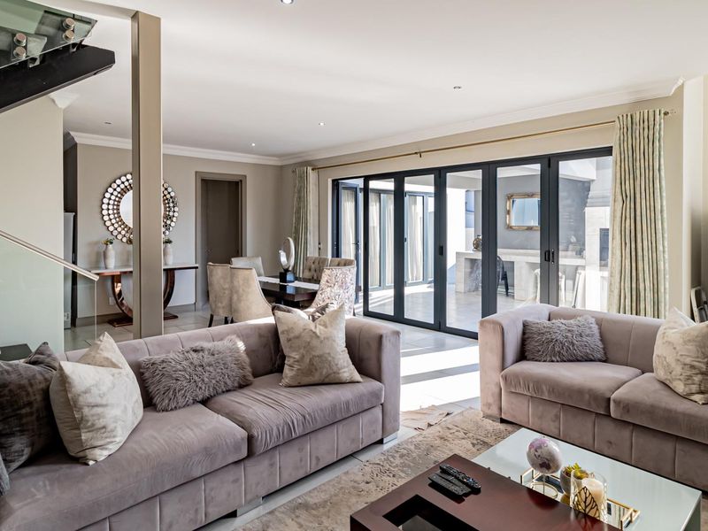 Exquisite Contemporary Home for Sale - Photo 4