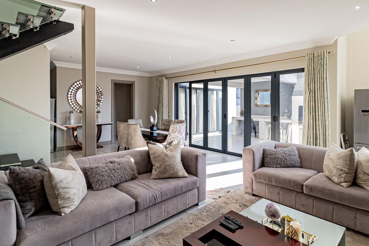 Exquisite Contemporary Home for Sale - Photo 4