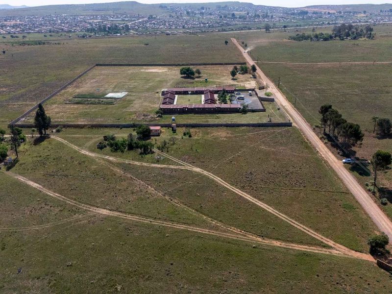 Spacious Stand with Endless Potential - Photo 9