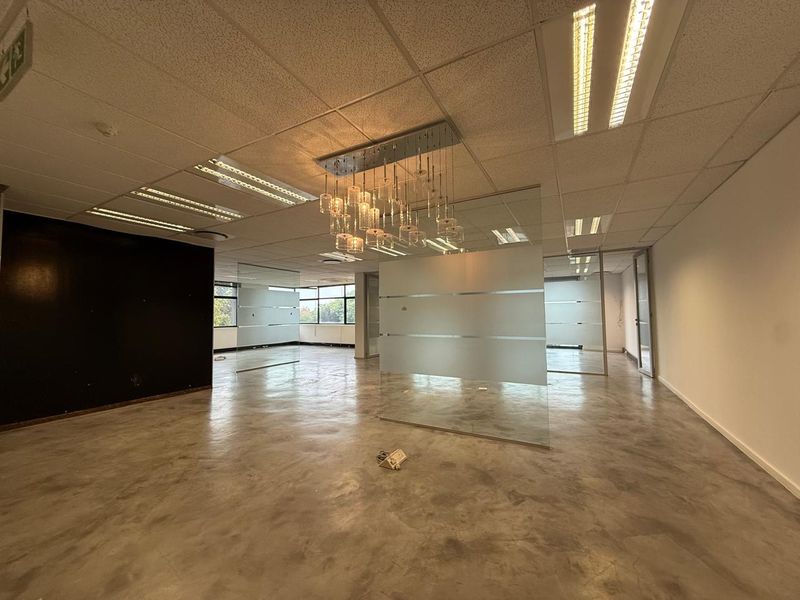 Prime Office Space Available in a Prestigious Building - Photo 2