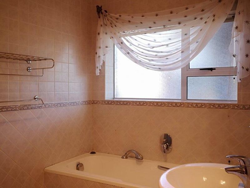 Large family home on corner plot - Photo 9