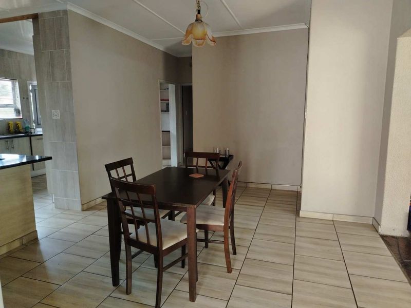 Spacious Family Home with Pool & Double Garage - Photo 7