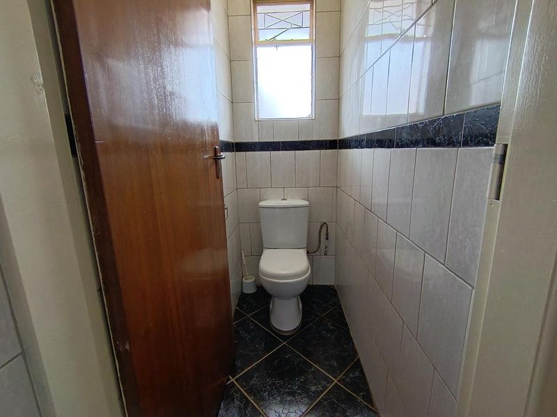 Stylish Top-Floor Living in the Heart of Bloemfontein. - Photo 10