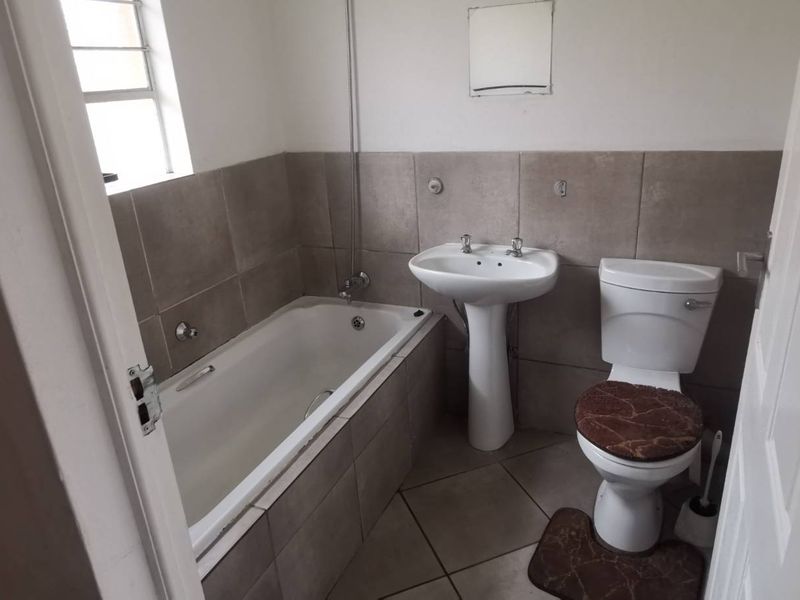 Spacious & Bright: Perfect 2-Bedroom Living - Photo 4