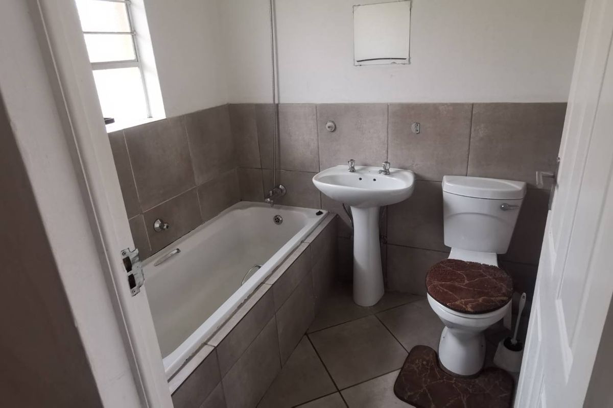 Spacious & Bright: Perfect 2-Bedroom Living - Photo 4