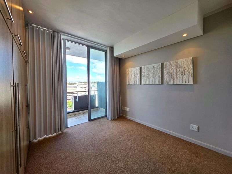 Top Floor 2 Bedroom Apartment in Montclare Place - Photo 10