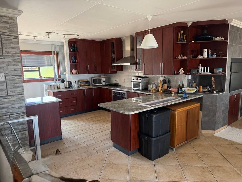 Charming Double-Storey Duet with Spectacular Sea Views - Photo 4