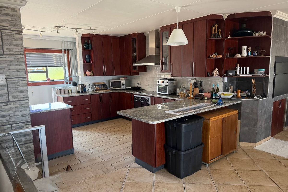 Charming Double-Storey Duet with Spectacular Sea Views - Photo 4