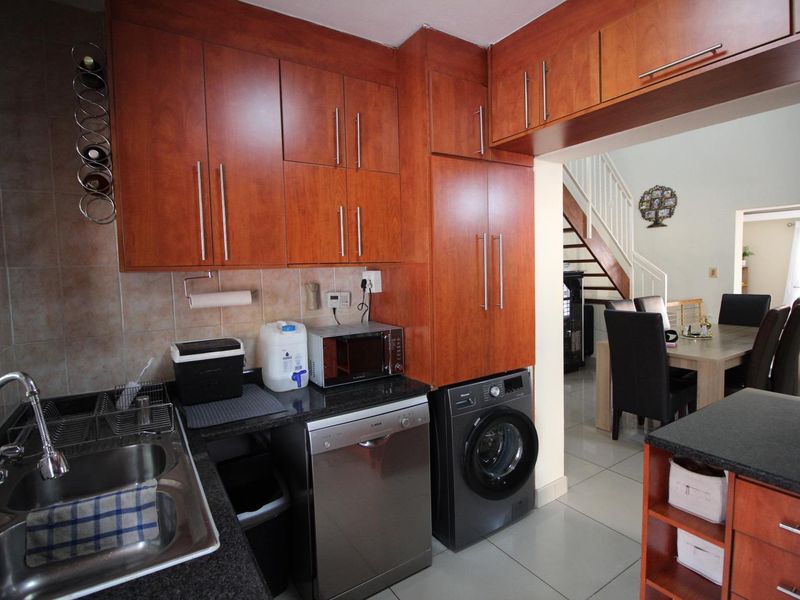 3 bedroom, 3 bathroom - Photo 7