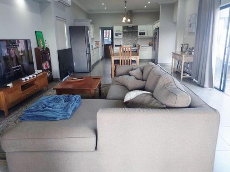 3 bedroom house with a separate flat - Photo 5