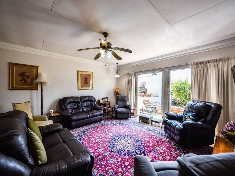 Three bedroom home with spacious flat - Garsfontein - Photo 7