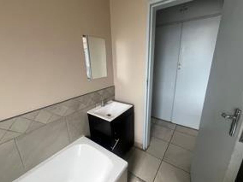 2 Bedroom 1 Bathroom Apartment - Photo 8