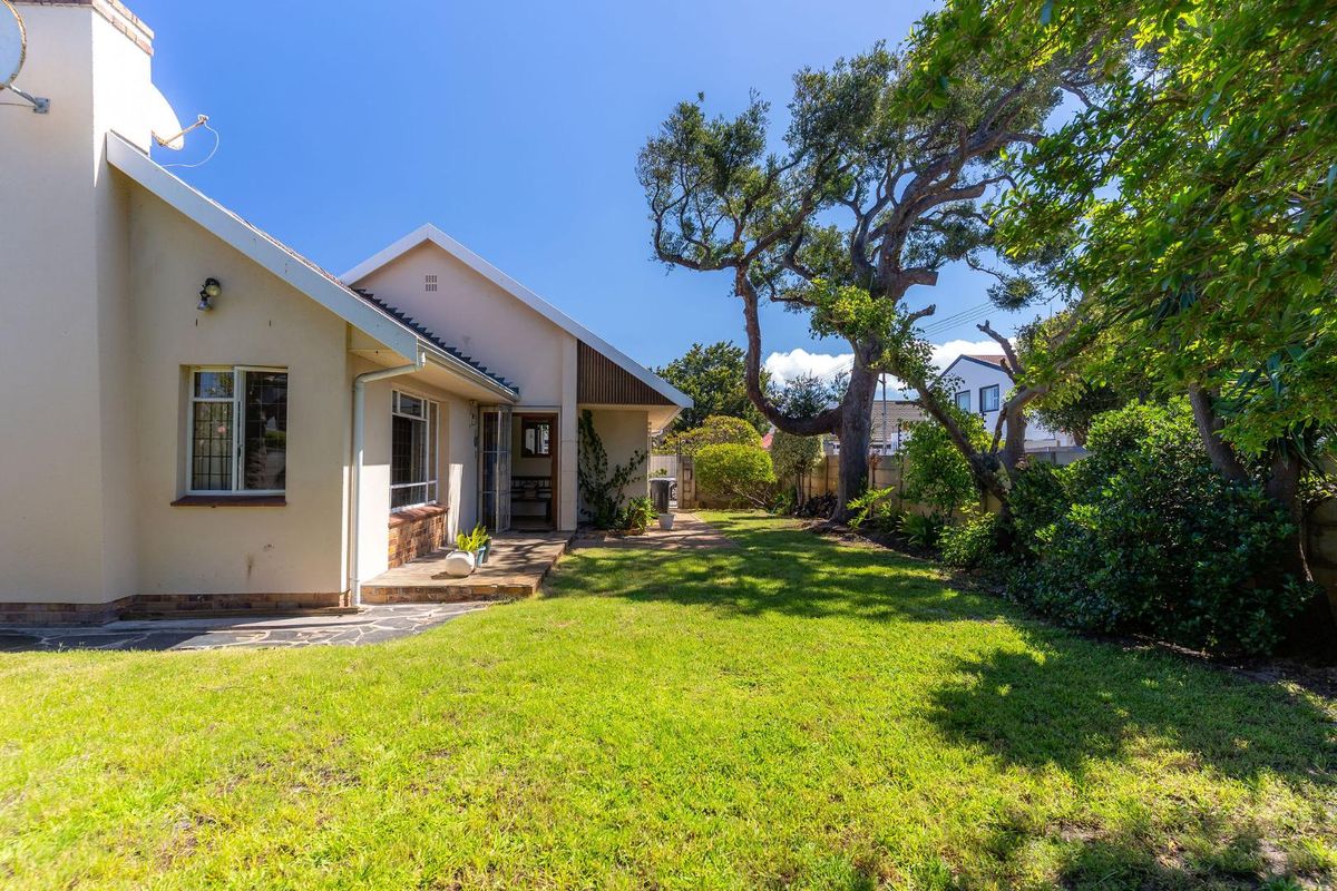 Solid family home with huge potential - Photo 3