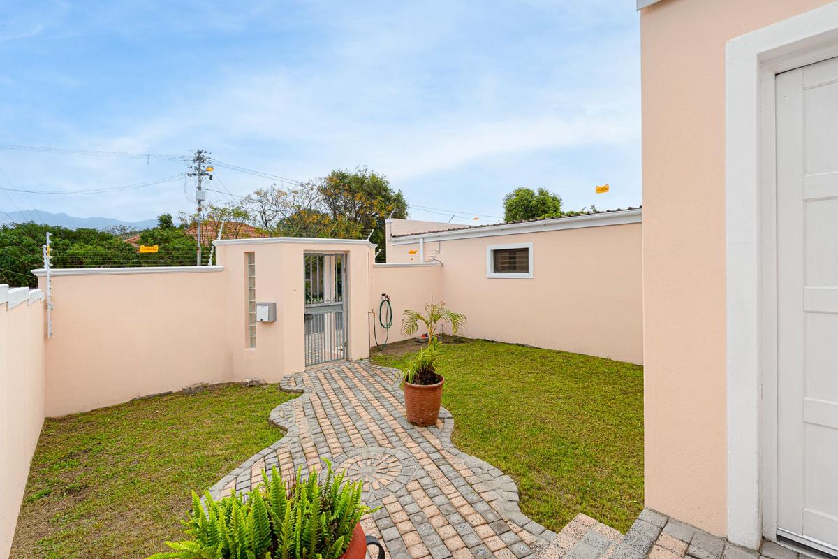 Beautiful, Immaculate 3-Bedroom Home in Prime, Sought-After Location - Photo 5