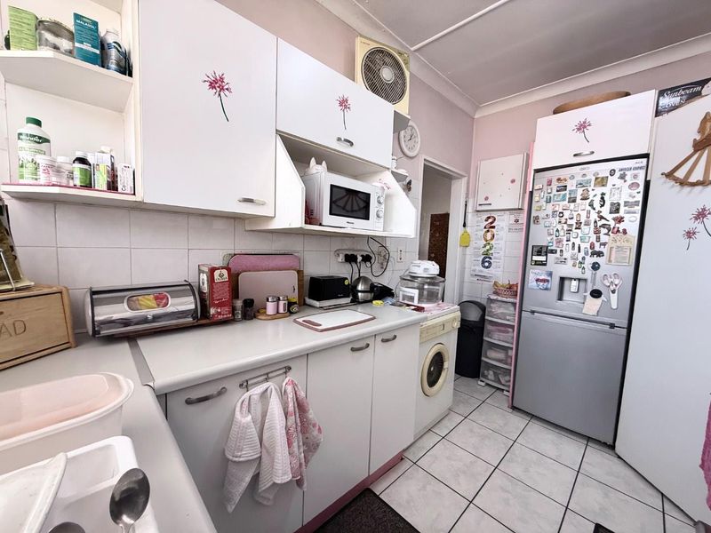 North Facing two bedroom apartment with single lock-up garage - Photo 3