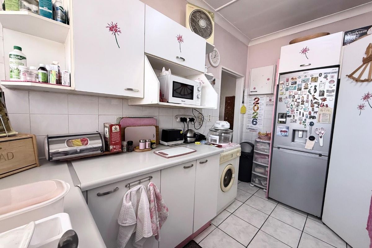 North Facing two bedroom apartment with single lock-up garage - Photo 3