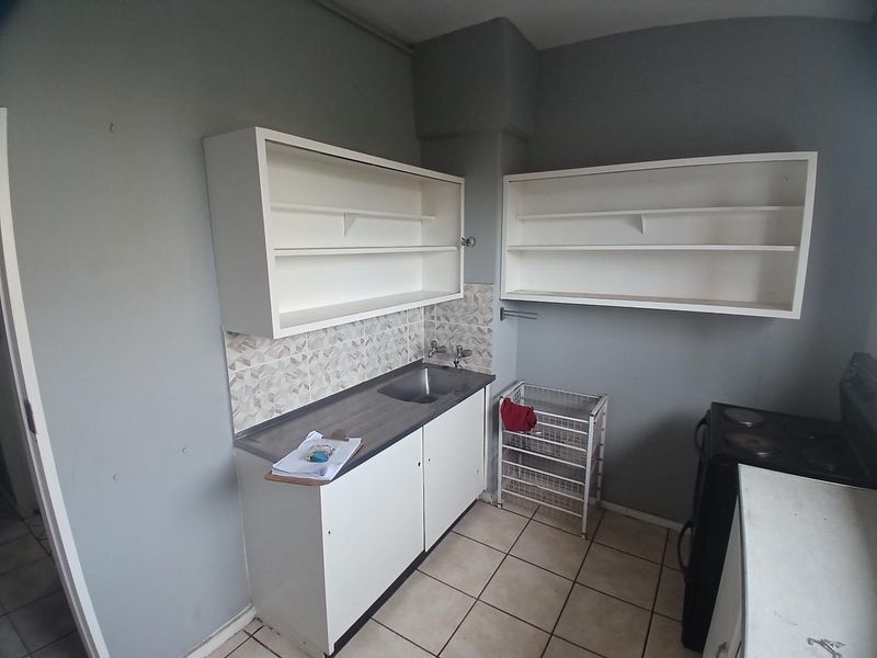 Room to rent in Arcadia - Photo 2