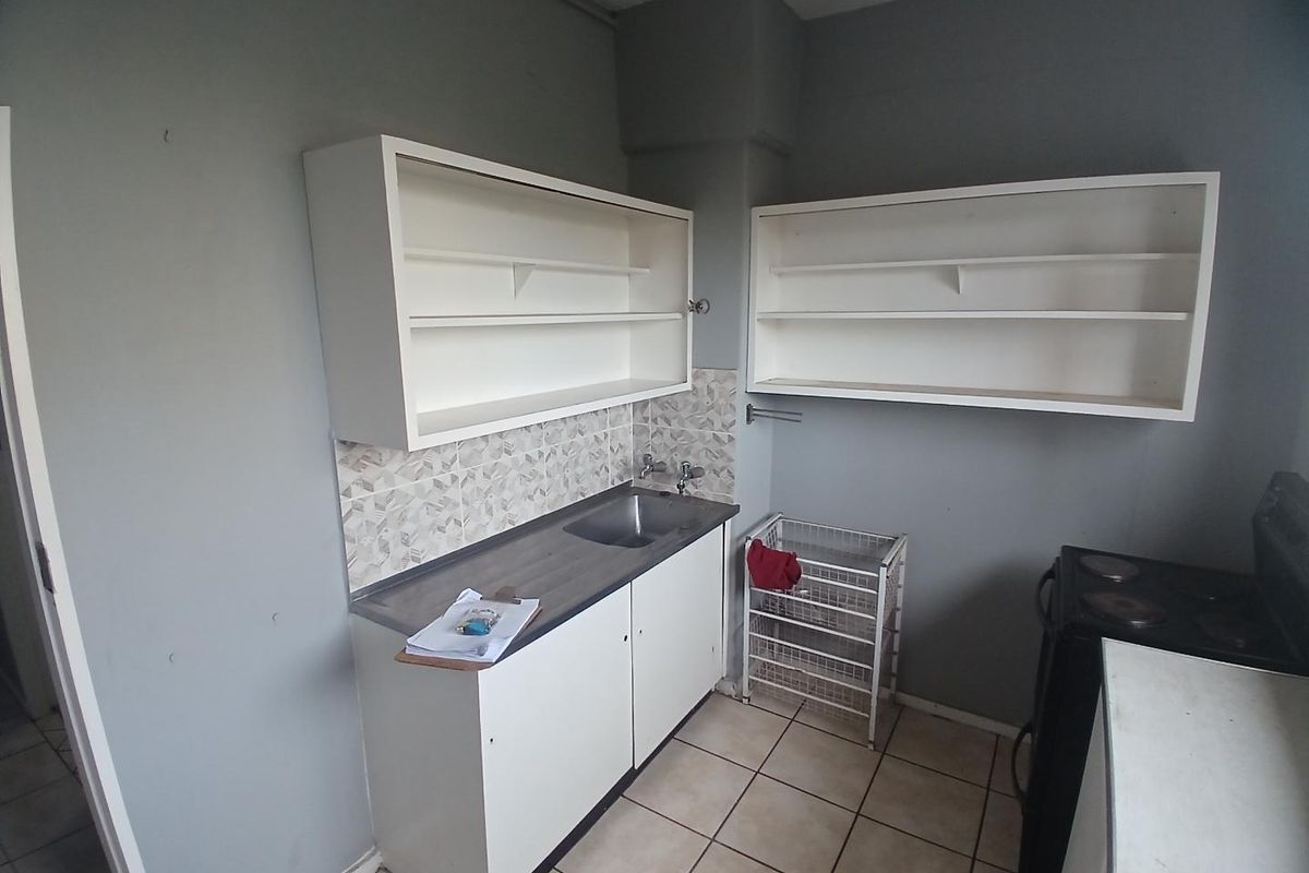 Room to rent in Arcadia - Photo 2
